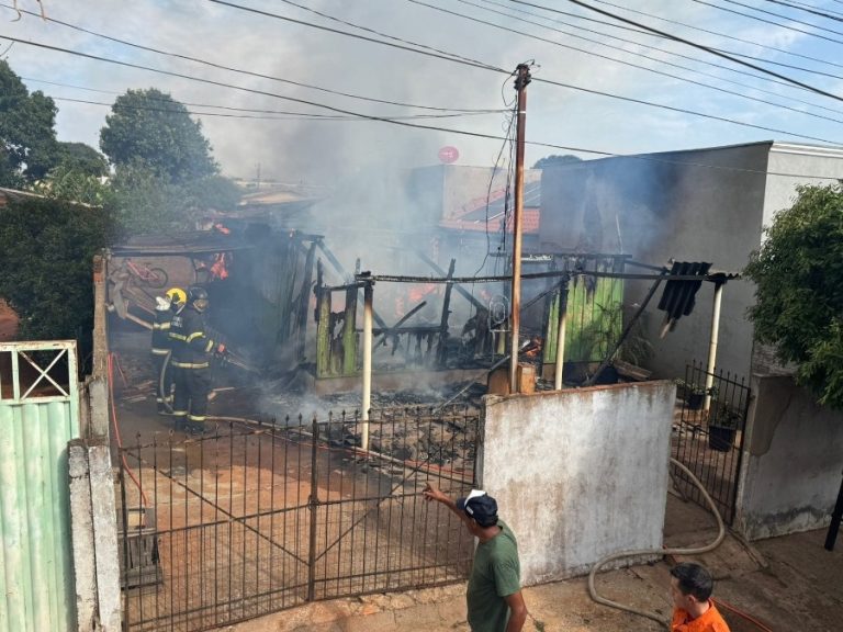 Incêndio destrói casa de madeira no bairro Cristo Rei em Nova Andradina.