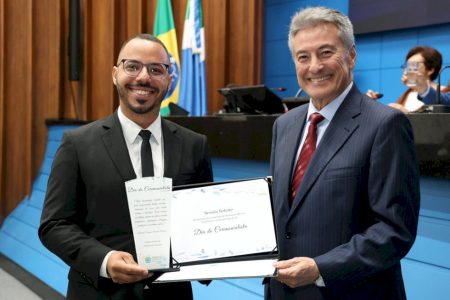 Deputado Hashioka entrega homenagem a cerimonialista de Nova Andradina