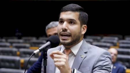 André Fernandes pede um minuto de aplausos pelas mortes dos criminosos no RJ