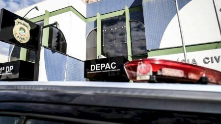 Mulher invade quarto de marido com faca, o ameaça de morte e exige Pix de R$ 2 mil