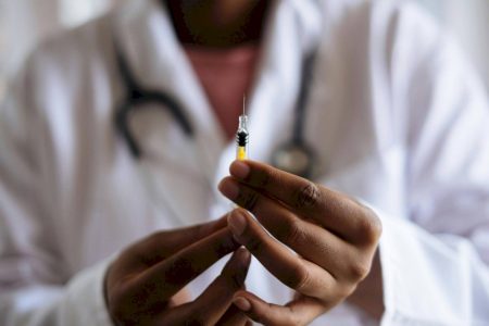Nova injeção inteligente contra câncer de cabeça e pescoço mostra resultados promissores.