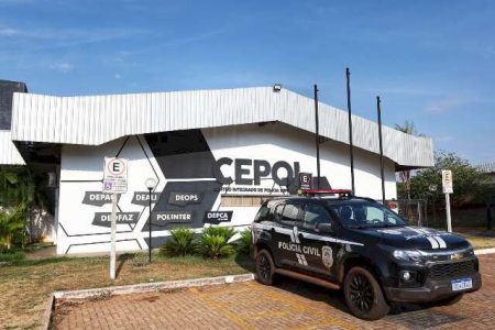 Moradores ouvem gritos de socorro e rapaz é resgatado com mãos e pés amarrados