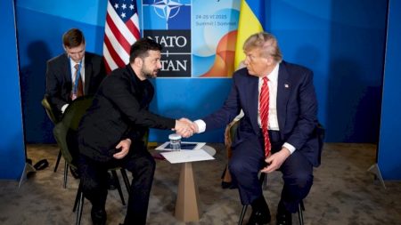 Rússia intensifica ataques contra a Ucrânia na véspera de encontro entre Zelensky e Trump