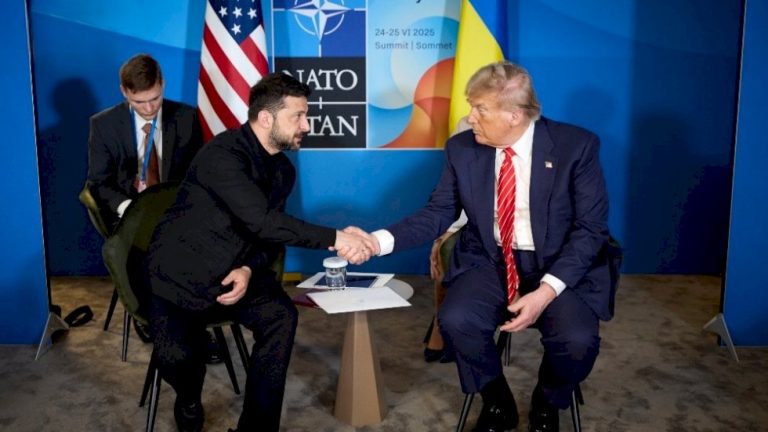 Rússia intensifica ataques contra a Ucrânia na véspera de encontro entre Zelensky e Trump