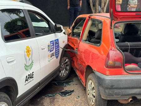 Colisão entre veículos deixa criança ferida em Nova Andradina.