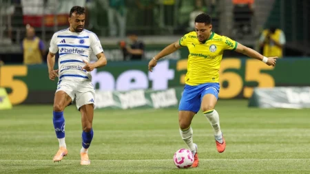 Palmeiras empata com Cruzeiro e mantém liderança do Brasileirão, mas vê Flamengo encostar.
