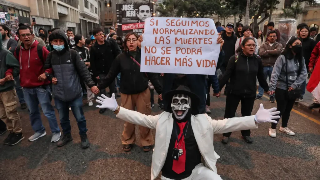 Peru declara estado de emergência a título de combate ao crime após protestos antigoverno.