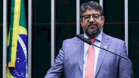 Vice-presidente do PT diz que “ninguém enfrenta fuzil com beijinhos”.