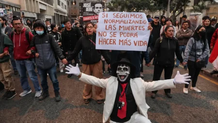 Peru declara estado de emergência a título de combate ao crime após protestos antigoverno.