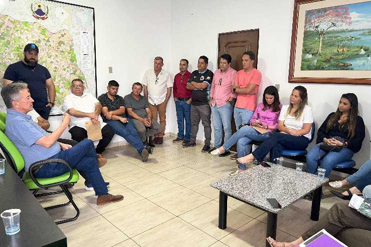 Hashioka se reúne com prefeito, secretários e vereadores de Bandeirantes