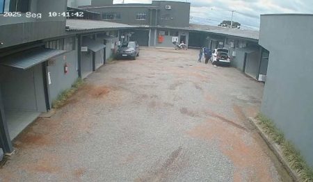 Homem é preso em motel após adolescentes serem encontradas escondidas no porta-malas