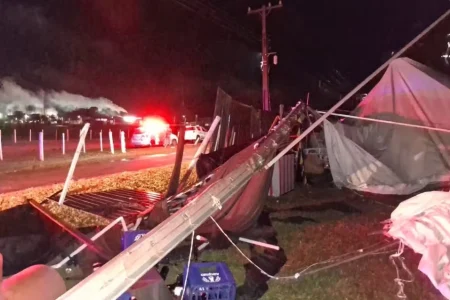 Temporal com ventos de 95 km/h provoca colapso de estrutura em festa universitária em Regente Feijó.