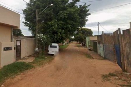 Arma falha, jovem tenta fugir e é morto com tiros na cabeça em frente à namorada