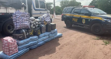 Polícia encontra e apreende mais de 400 kg de cocaína e skunk em caminhão em Miranda.