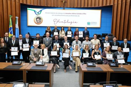 Em solene, odontóloga campo-grandense é homenageada por Hashioka com medalha e diploma