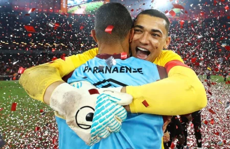 Athletico vence América-MG e retorna à Série A do Brasileiro em 2026.