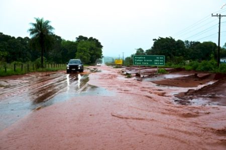 Ivinhema decreta calamidade pública após fortes chuvas provocarem destruição em áreas urbanas e rurais