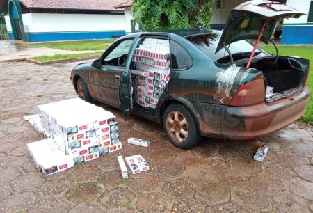 Homem é preso ao tentar “resgatar” carro carregado com cigarros contrabandeados em Dourados.