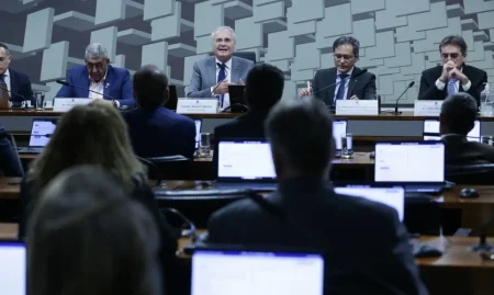 Senado aprova isenção do Imposto de Renda para quem ganha até R$ 5 mil.