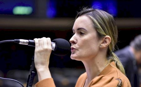 Deputada do PL critica Galinha Pintadinha e Netflix: ‘Fábrica de militantes do PSOL’.
