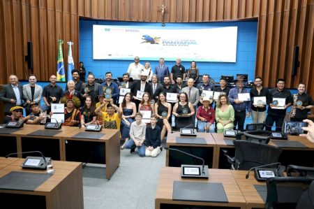 Deputado Roberto Hashioka entrega Medalha Tom do Pantanal a artistas sul-mato-grossenses