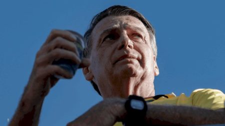 Bolsonaro é preso preventivamente em Brasília por ordem de Alexandre de Moraes