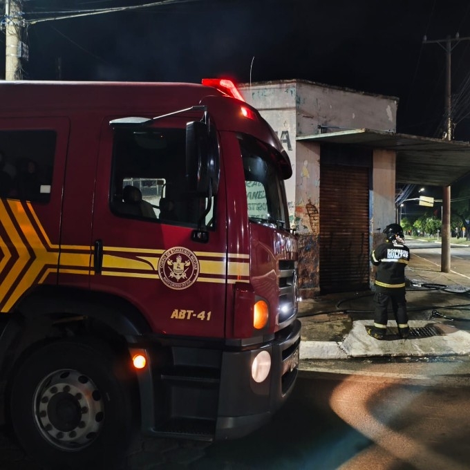Incêndio destrói imóvel comercial abandonado durante a madrugada em Nova Andradina.