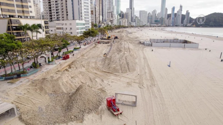 Balneário Camboriú vai peneirar a areia da praia.