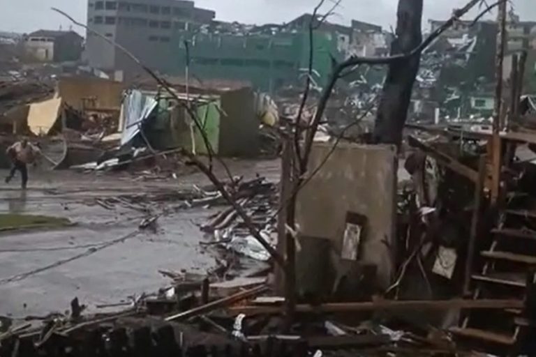 Tornado destrói Rio Bonito do Iguaçu, deixa 5 mortos e mais de 400 feridos.