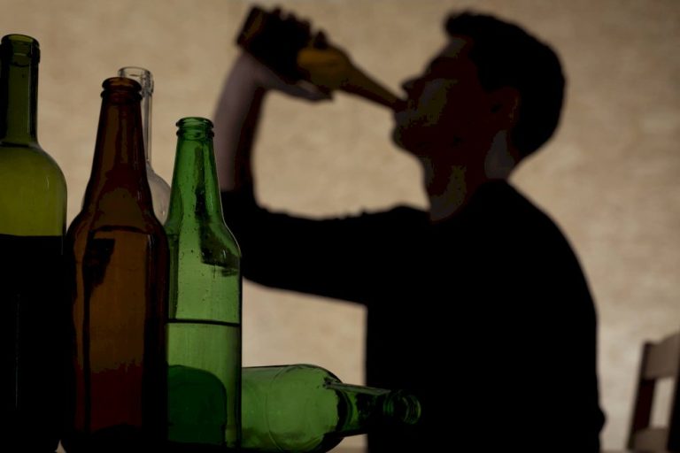 Pesquisadores descobrem nova molécula capaz de tratar vício em álcool.