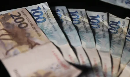 Inflação de outubro surpreende e mercado reduz previsão do IPCA para 2025.