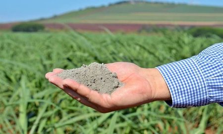 Após fortes altas, preços dos fertilizantes recuam e melhoram cenário para 2026