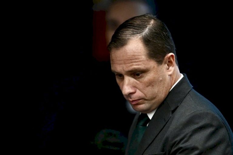 Mauro Cid vai ao STF para retirada de tornozeleira e pode ter a pena extinta