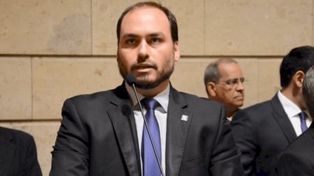 Carlos sugere que Moraes proíbe redes de Bolsonaro e não de líder do CV