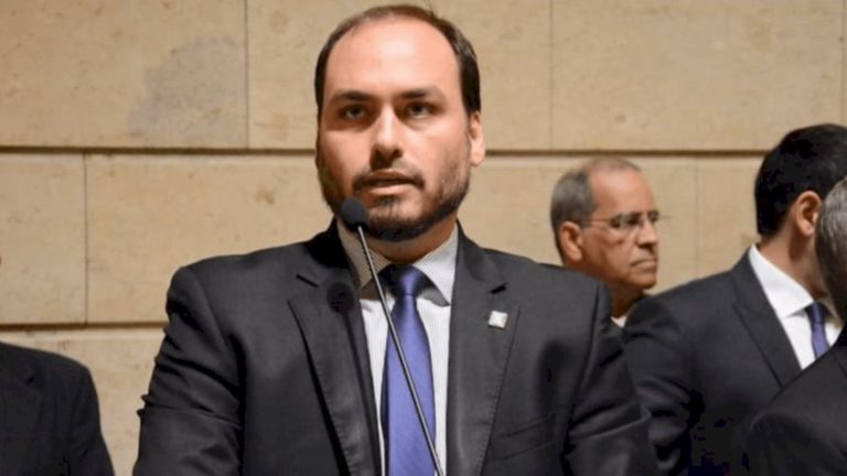 Carlos sugere que Moraes proíbe redes de Bolsonaro e não de líder do CV
