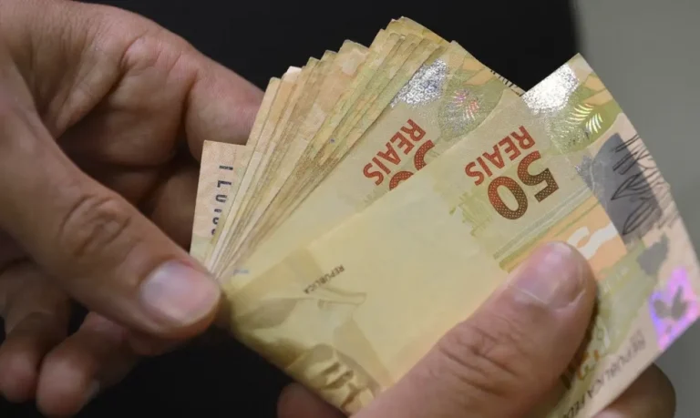 Governo pagou quase R$ 1,5 trilhão em auxílios sociais desde a pandemia.
