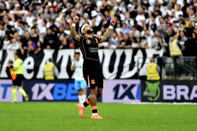 Memphis se irrita ao compararem desempenho no Corinthians e na Holanda: ‘Vamos ser inteligentes’.
