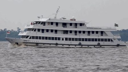 Deputado aciona PGR e TCU por supostas irregularidades em barco de Lula