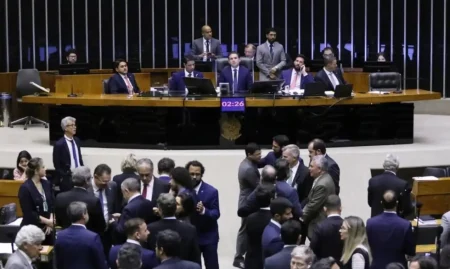 Câmara aprova texto-base do projeto de lei antifacção.