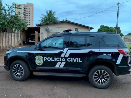 Homem mata três da mesma família e incendeia casa em MS