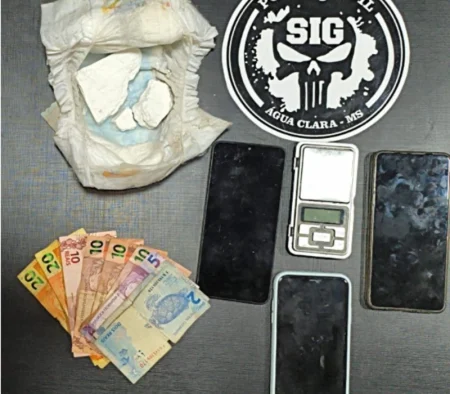 Mulher é presa em Água Clara após polícia encontrar drogas escondidas em fralda de bebê.