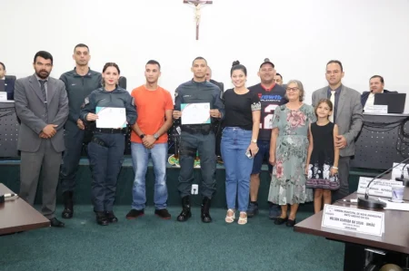 Vereadores homenageiam policiais por atuação exemplar em situação de emergência.
