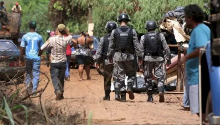 Polícia mata dois invasores de terras durante retirada de sem-terra de fazendas