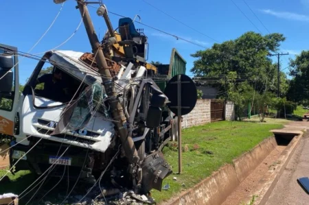 Caminhão colide com poste e motorista fica preso às ferragens em Dourados.