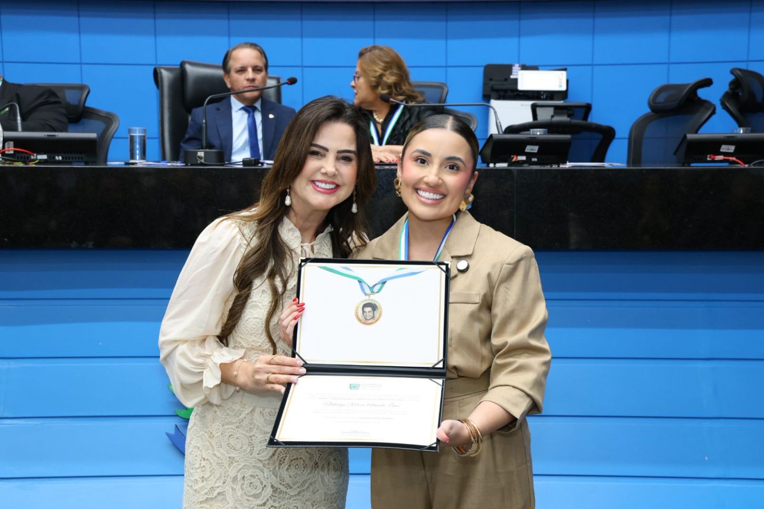 Em solene, odontóloga campo-grandense é homenageada por Hashioka com medalha e diploma