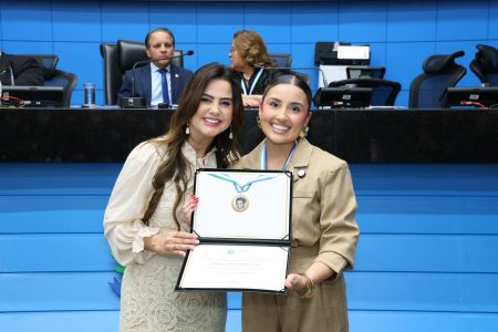 Em solene, odontóloga campo-grandense é homenageada por Hashioka com medalha e diploma
