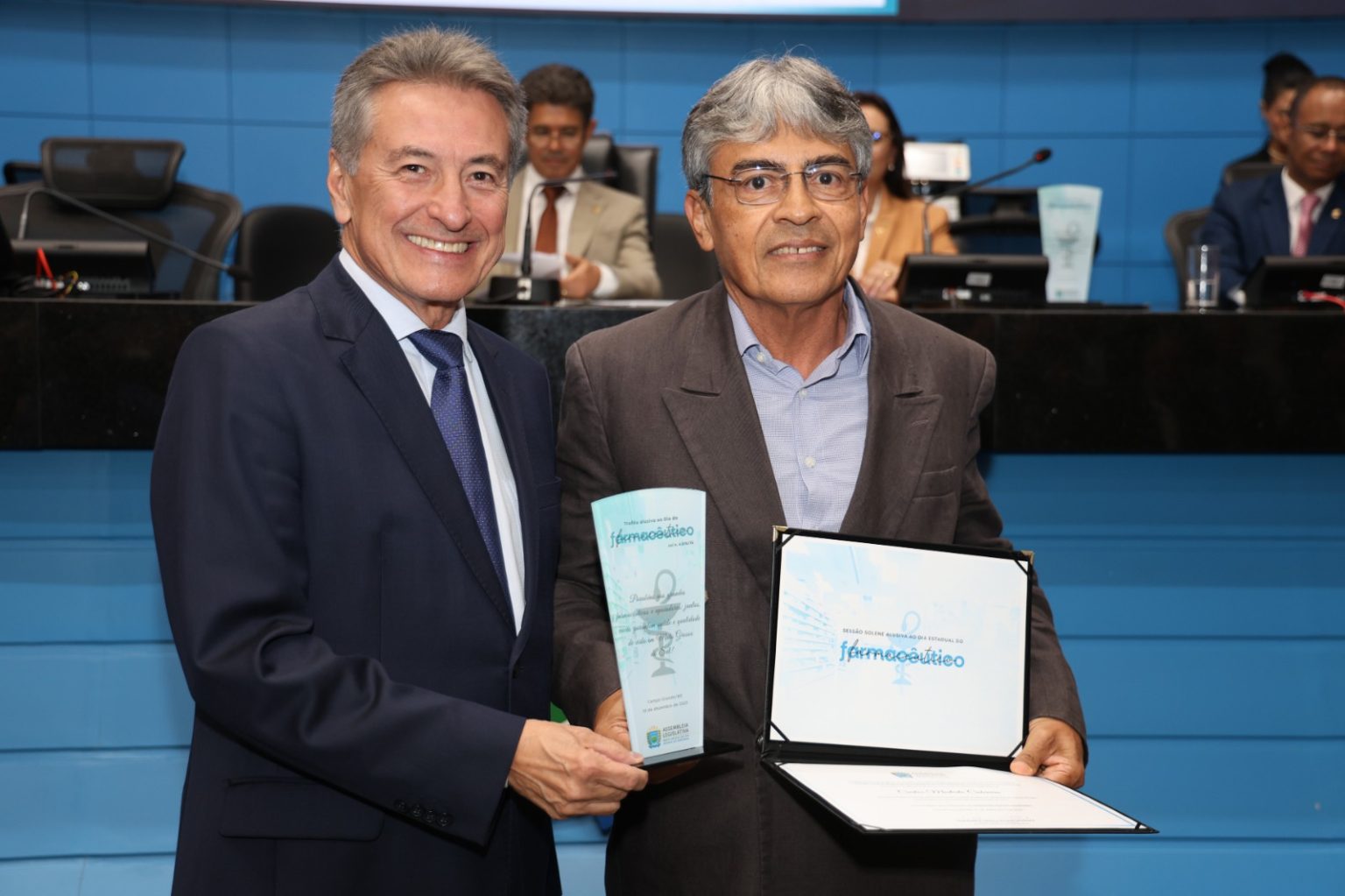 Roberto Hashioka homenageia farmacêutico em sessão solene da Assembleia Legislativa