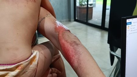 Motorista é preso após arrastar mulher e criança durante corrida por aplicativo.