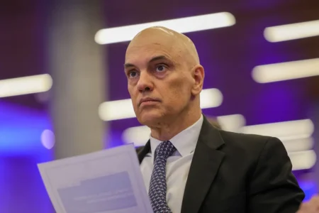 Oposição pretende suspender recesso para apresentar impeachment de Moraes.