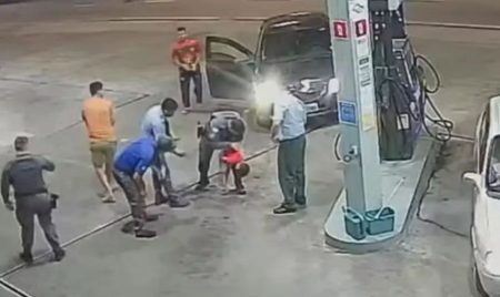 Oração de pai enquanto PMs socorrem menino engasgado viraliza
